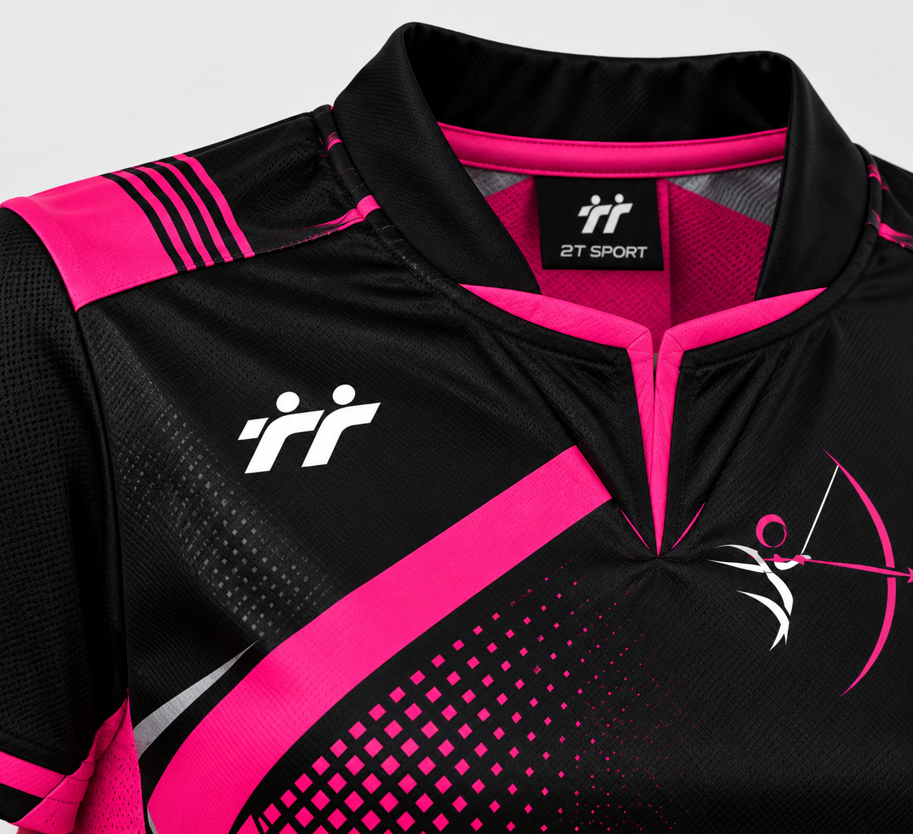 Dettaglio maglia sportiva nera e rosa